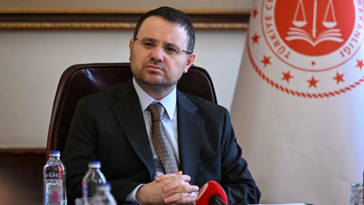 Sorusturmanin ardindan bakan gurlek kazandigi tazminati kizilaya bagisladi DgggirlA